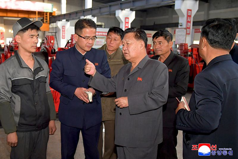 SPA Standing Committee chairman inspects several units in South Phyongan Province