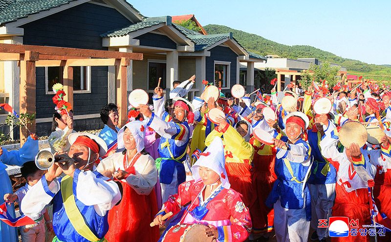Farmers move into new houses in Sonchon - Image 2
