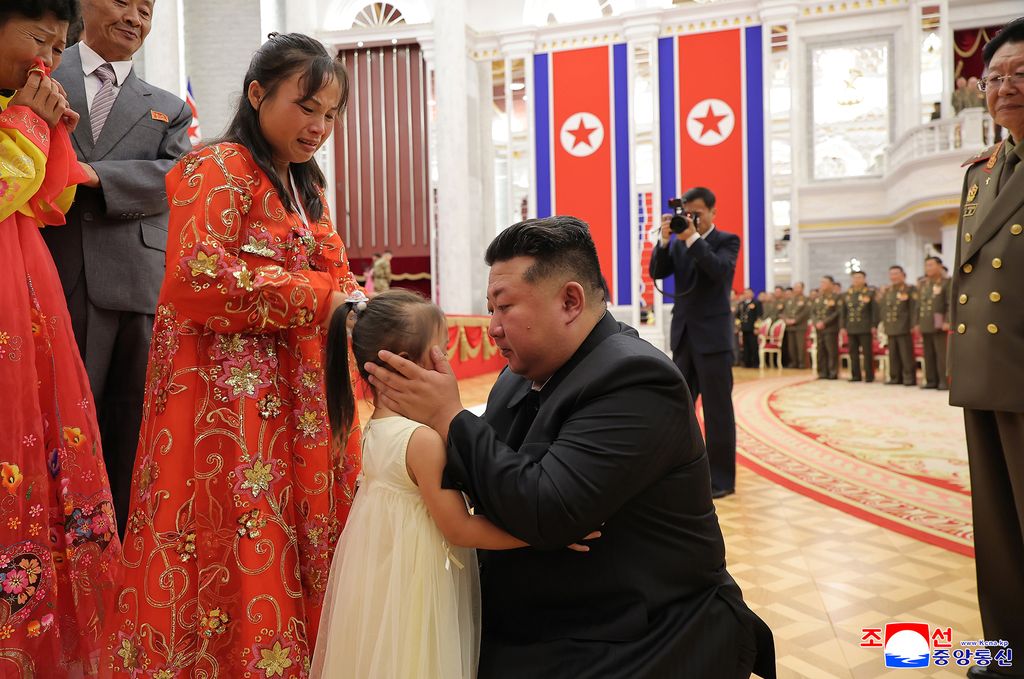 Highest glory to representatives of great honour of DPRK, admirable sonsCeremony of awarding state commendations to commanding officers and combatants of KPA overseas operation units takes place - Image 16