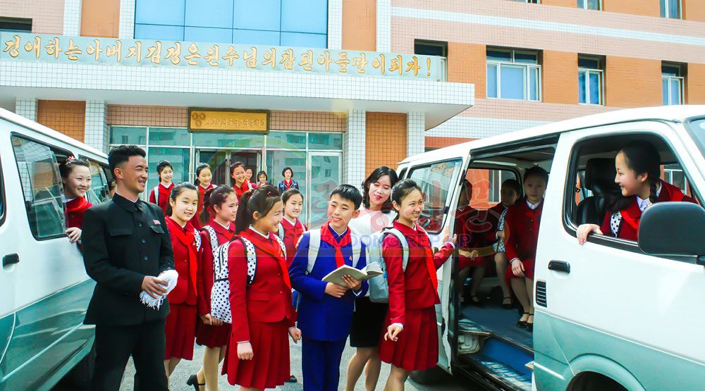 Commute Buses Conveying His Warm Benevolence