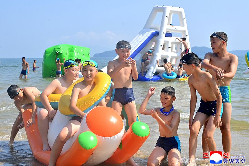 Students of revolutionary schools spend enjoyable days in Wonsan Kalma Coastal Tourist Area - Image 5