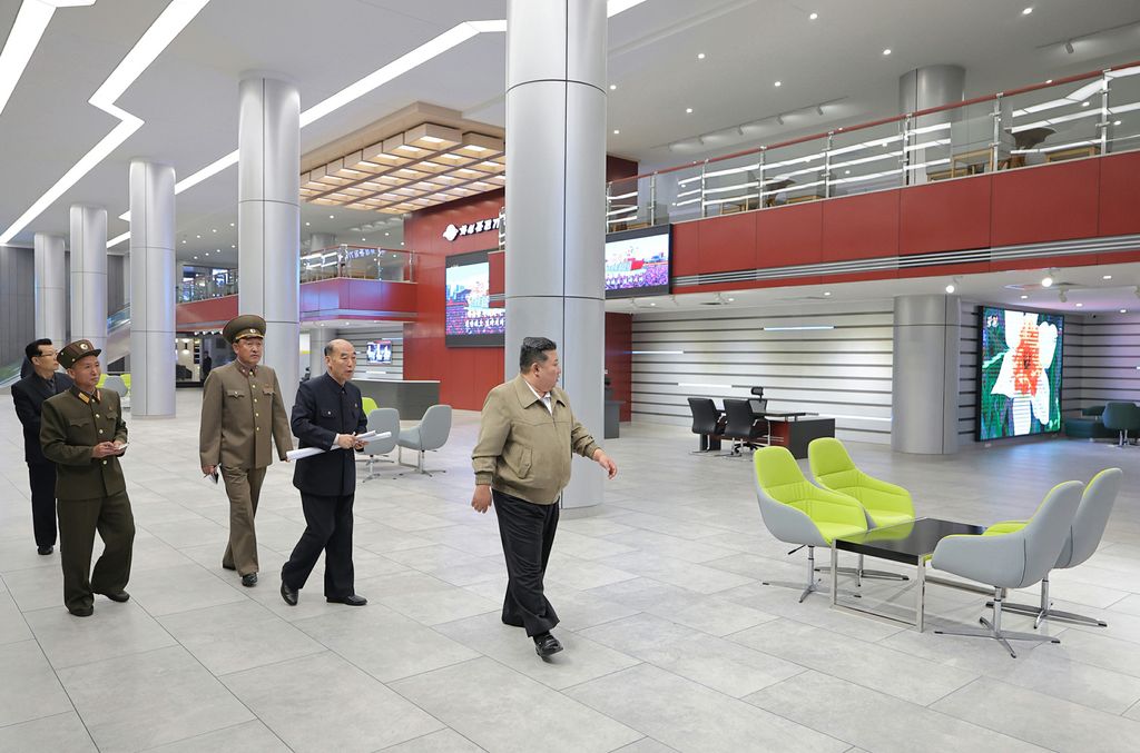 Respected Comrade Kim Jong Un Guides Preparations for Operating Major Neighbourhood-serving Amenities Built in Third-stage Section of Hwasong Area - Image 4