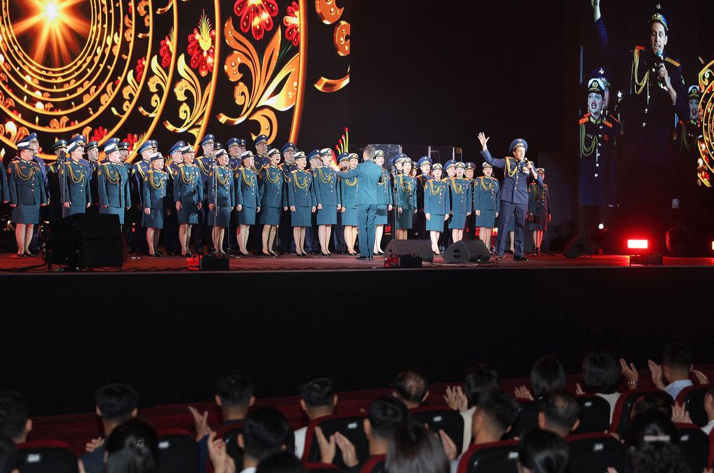 Russian Artistes Give Art Performance - Image 5