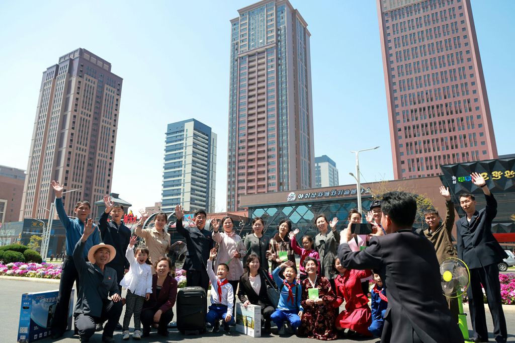 Citizens Move into New Flats in Hwasong Area of DPRK - Image 4