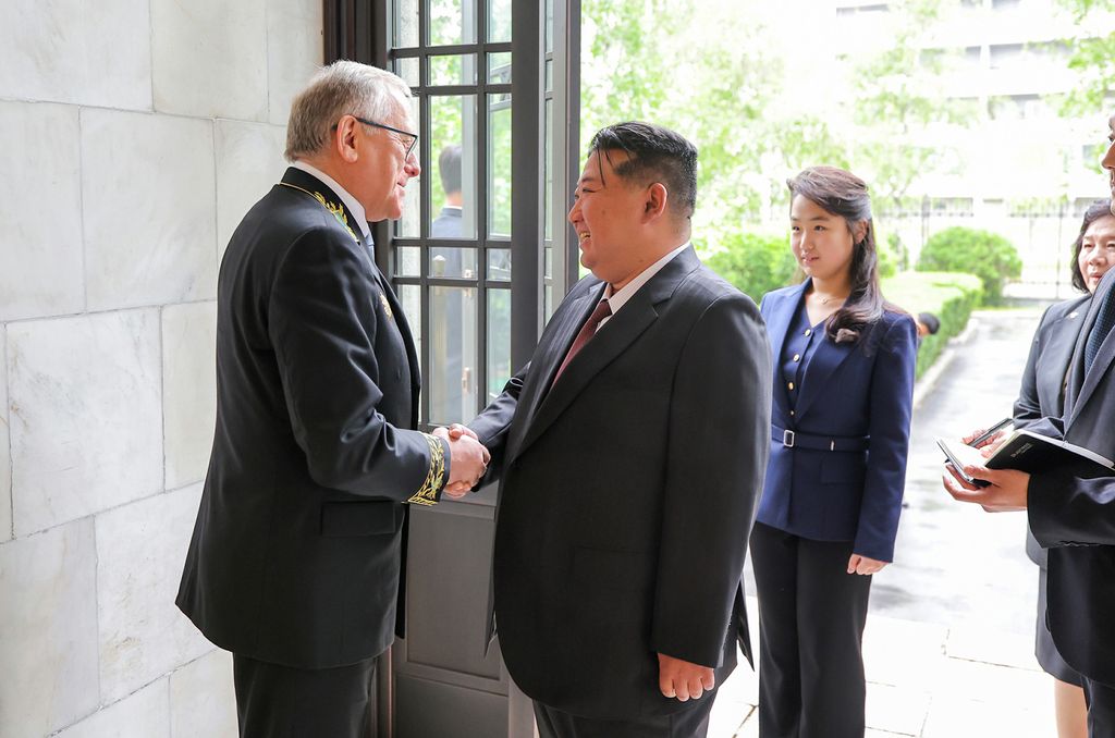 Respected Comrade Kim Jong Un Pays Congratulatory Visit to Russian Embassy in Pyongyang to Mark Russia’s Great V-Day - Image 5