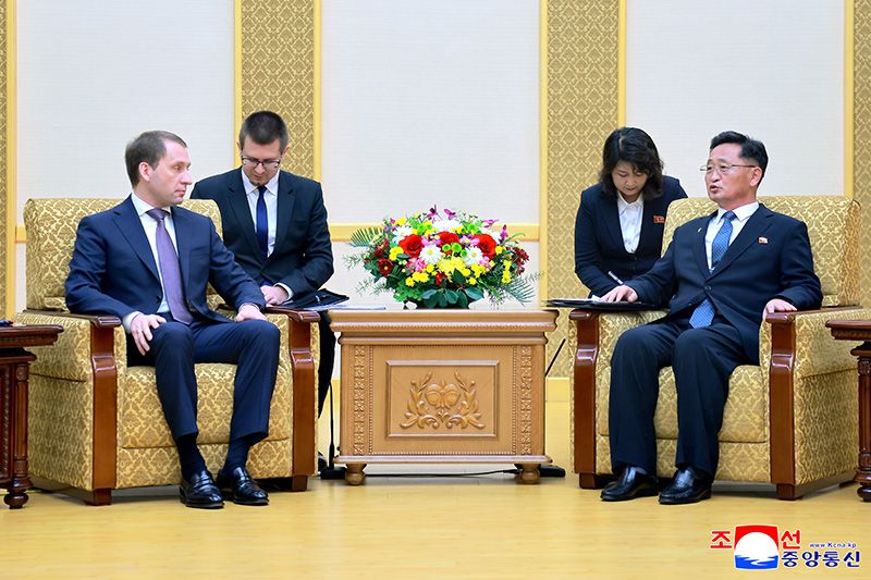 Kim Tok Hun meets with leading members of Russian economic delegation