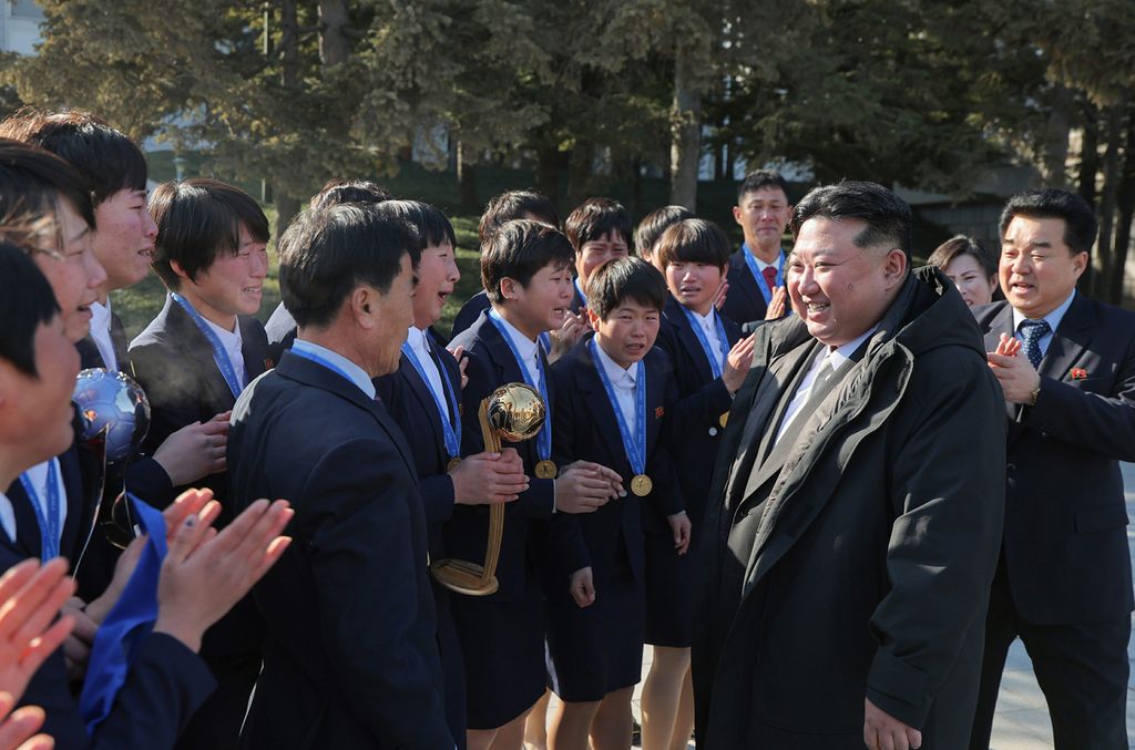 Respected Comrade Kim Jong Un Has Photo Taken with Labour Innovators and Persons of Merit on Occasion of New Year 2025