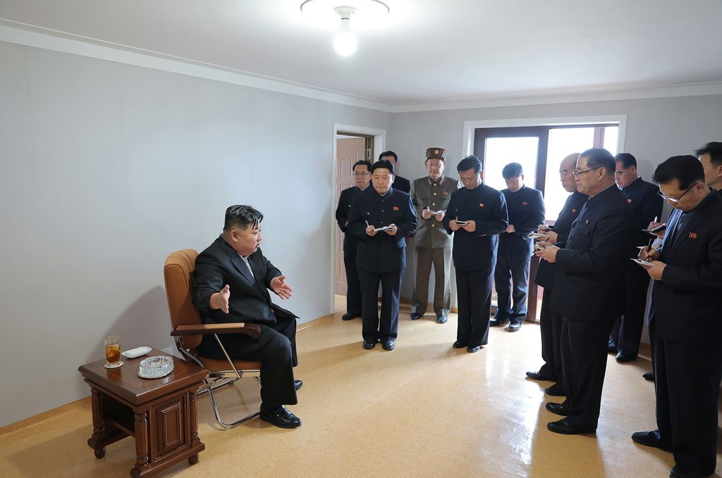 Respected Comrade Kim Jong Un Visits Construction Site of 10 000 Flats at Third Stage in Hwasong Area Nearing Completion - Image 15