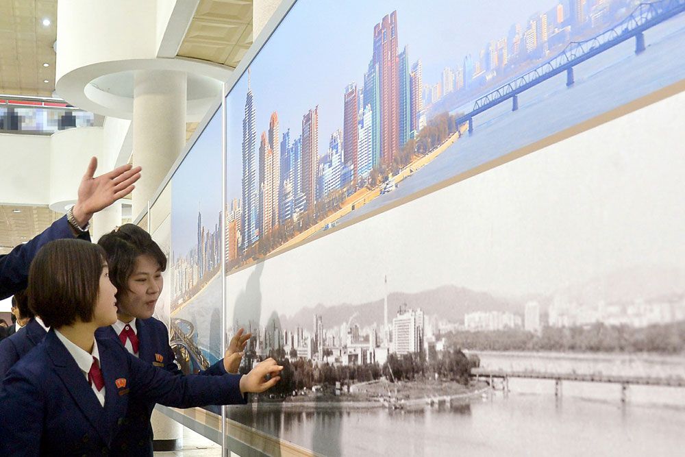 Photo Exhibition Showing Eye-opening Development of Pyongyang Opens - Image 7