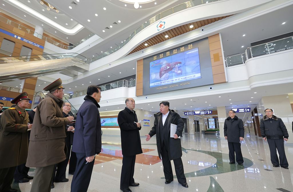 Respected Comrade Kim Jong Un Visits Completed Pyongyang General Hospital - Image 12