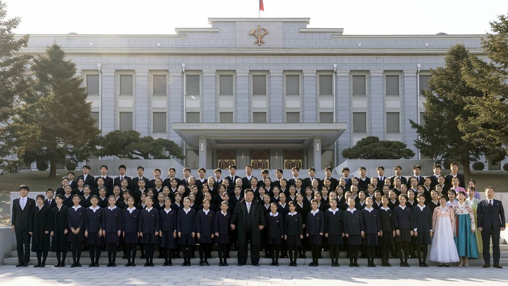 Respected Comrade Kim Jong Un Meets Members of Art Troupe of Korean Schoolchildren in Japan - Image 2