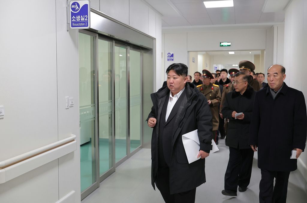 Respected Comrade Kim Jong Un Visits Completed Pyongyang General Hospital - Image 28