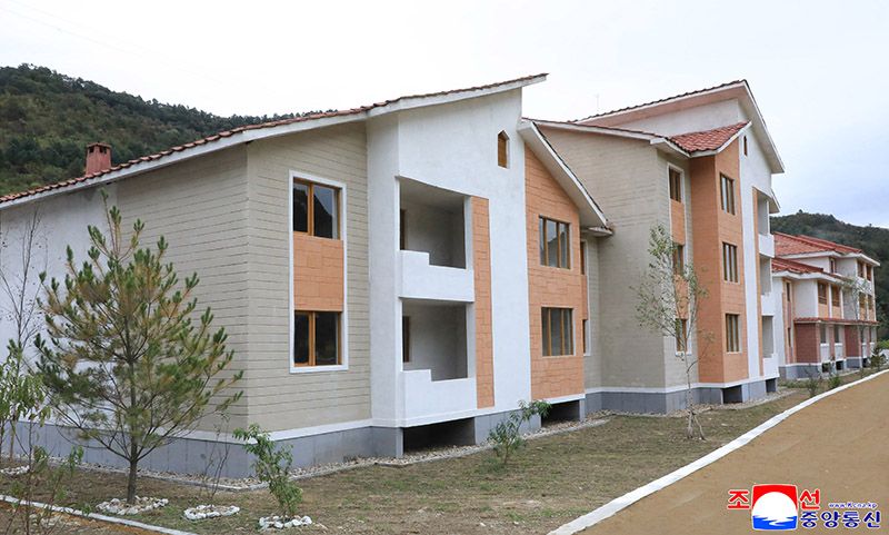 Farmers in Tongsin move into new houses - Image 4