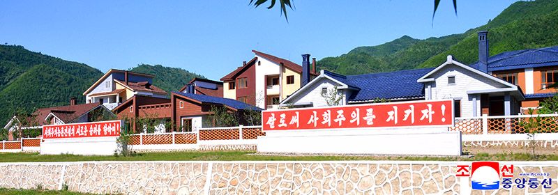 Farmers move into new houses in Hoeryong