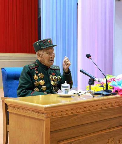 Officials and Members of Women’s Union Meet War Veteran
