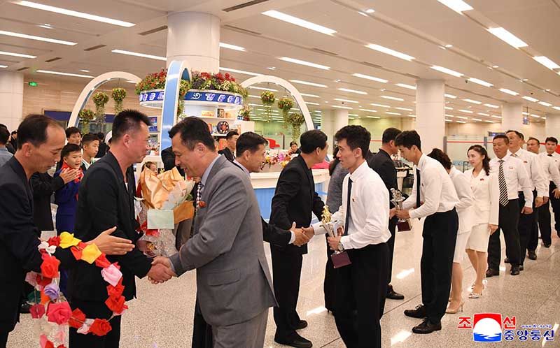 DPRK acrobats come back home