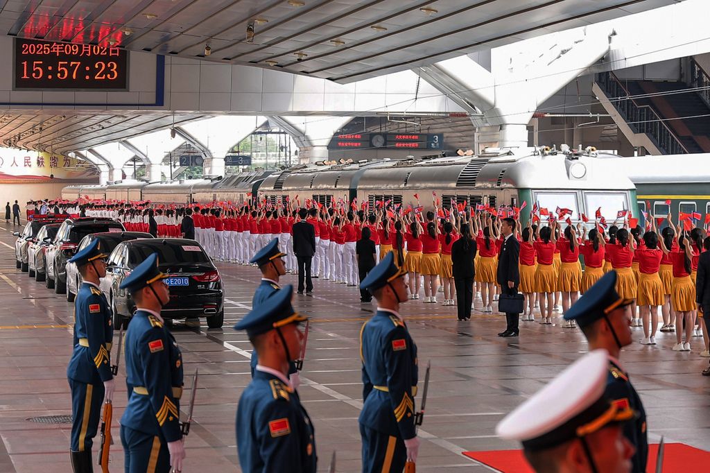 Respected Comrade Kim Jong Un Arrives in Beijing - Image 4