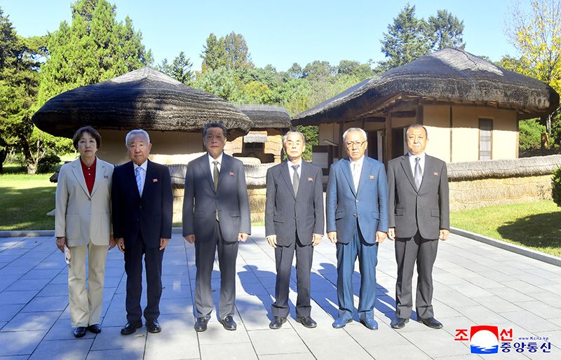Congratulatory group of Koreans in Japan visits Mangyongdae - Image 6