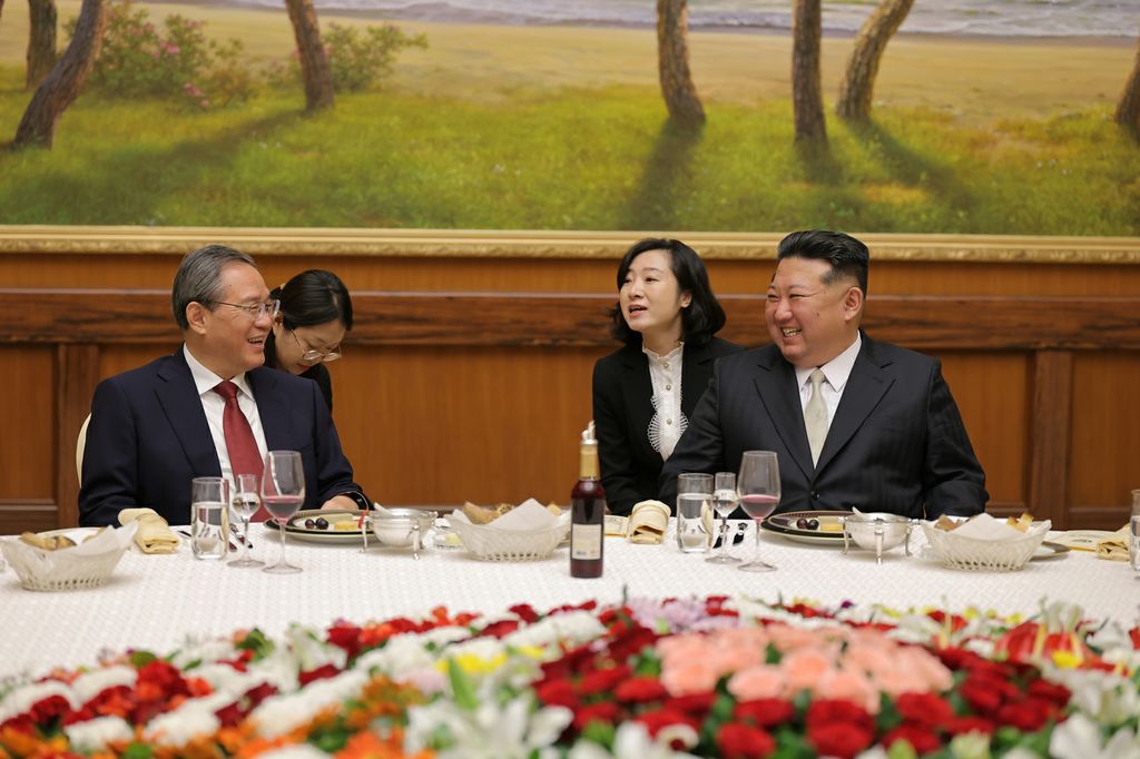 Respected Comrade Kim Jong Un Meets Premier of State Council of People’s Republic of China - Image 8