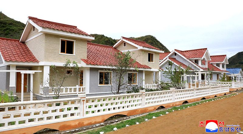 Farmers in Tongsin move into new houses - Image 3