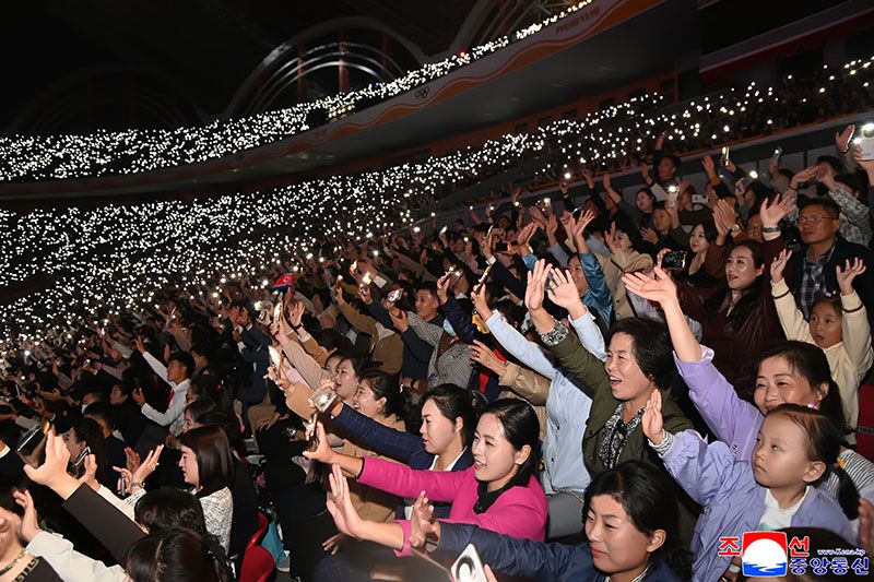 Grand chorus resounding through sky in October - Image 3