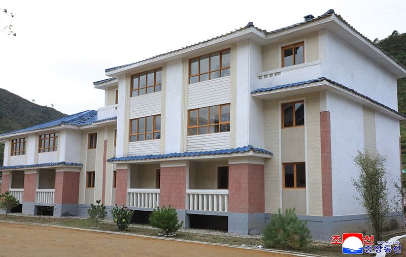 Farmers in Tongsin move into new houses - Image 2