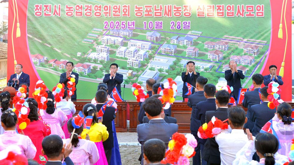 Farmers of Nongpho Vegetable Farm in Chongjin City Move into New Houses - Image 3