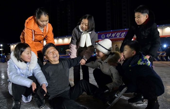 Open-air Ice Rink in Downtown of Pyongyang Begins Service - Image 3