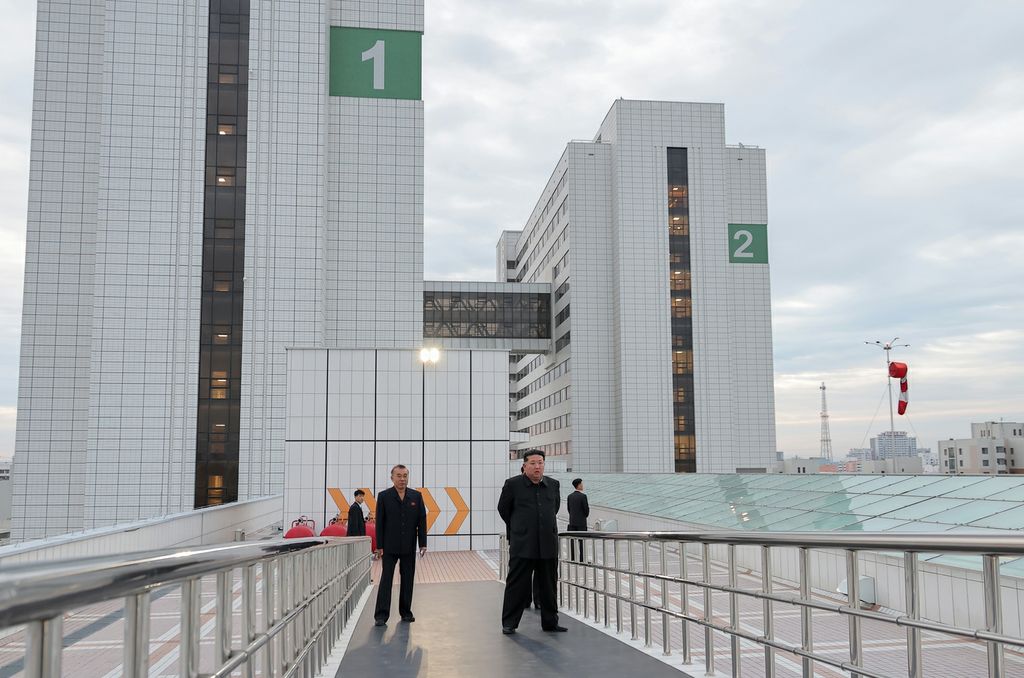 Respected Comrade Kim Jong Un Visits Pyongyang General Hospital Nearing Inauguration - Image 15