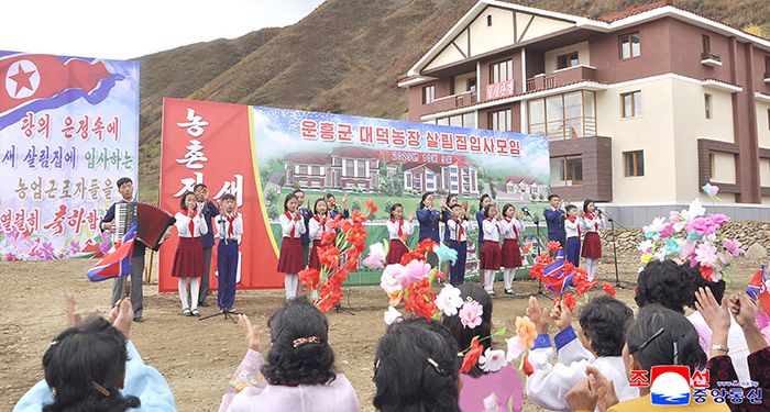 New houses built at Taedok Farm of Unhung County