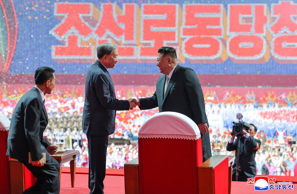 Grand mass gymnastics and artistic performance given in celebration of WPK founding anniversary