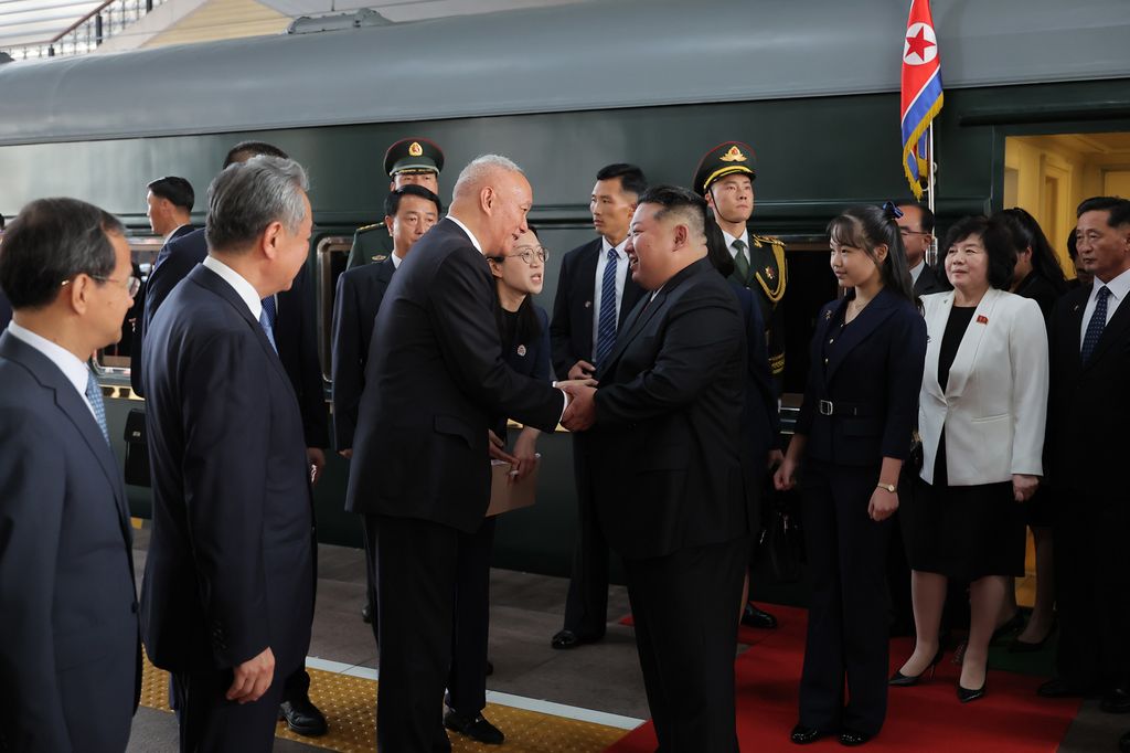 Respected Comrade Kim Jong Un Arrives in Beijing