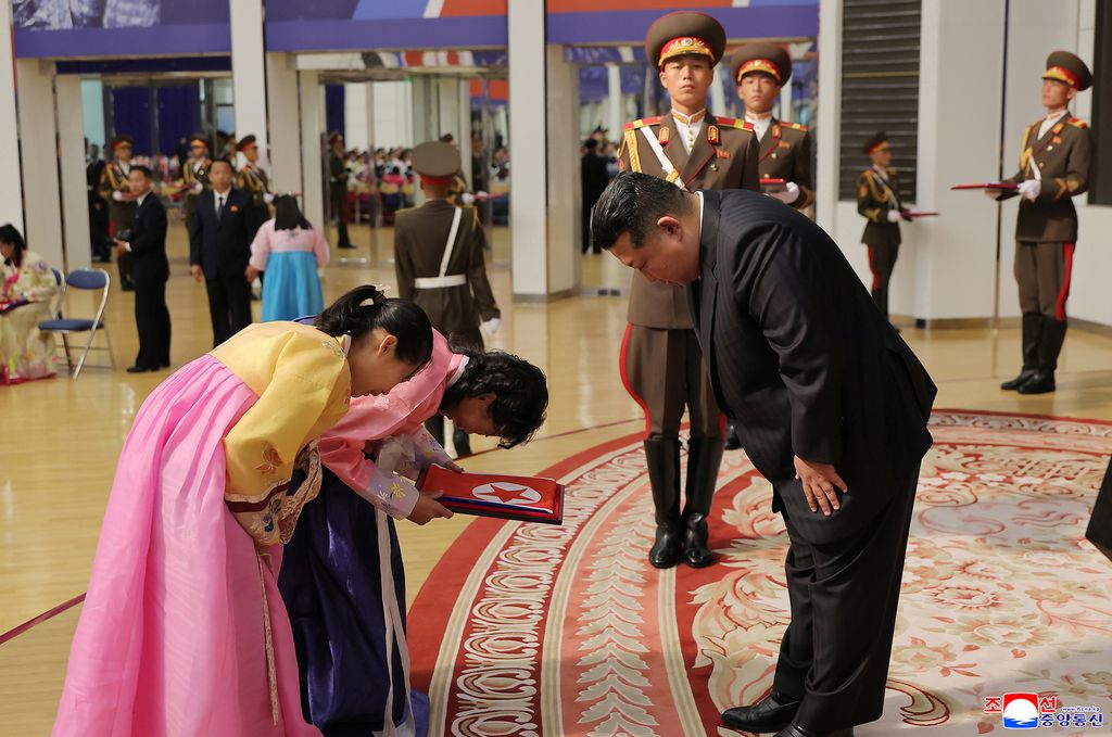 RespectedComrade Kim Jong Un meets bereaved families of martyrs who performed distinguished feats in overseas military operations and has photo session with them - Image 2