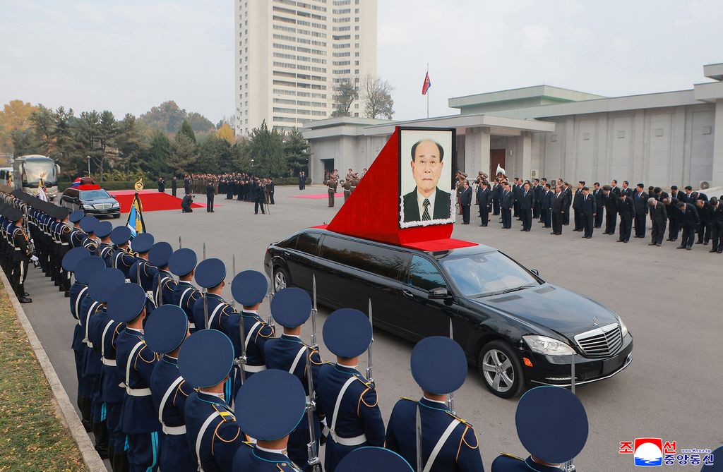 Funeral for late Kim Yong Nam held - Image 9
