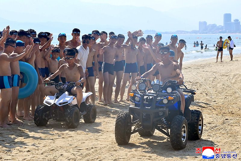 Students of revolutionary schools spend enjoyable days in Wonsan Kalma Coastal Tourist Area - Image 14