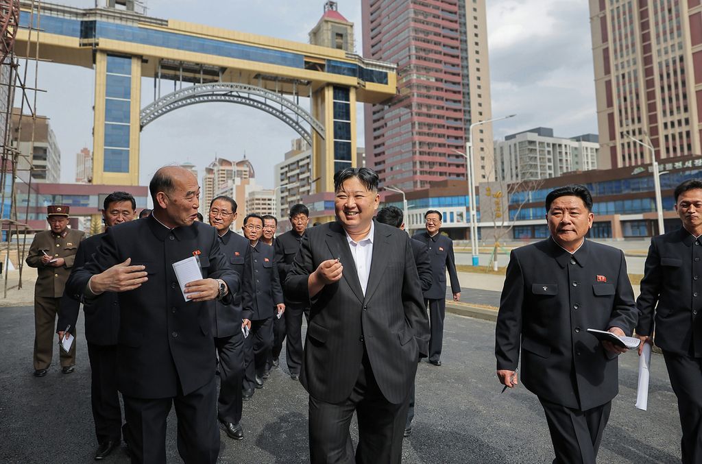 Respected Comrade Kim Jong Un Visits Construction Site of 10 000 Flats at Third Stage in Hwasong Area Nearing Completion - Image 5