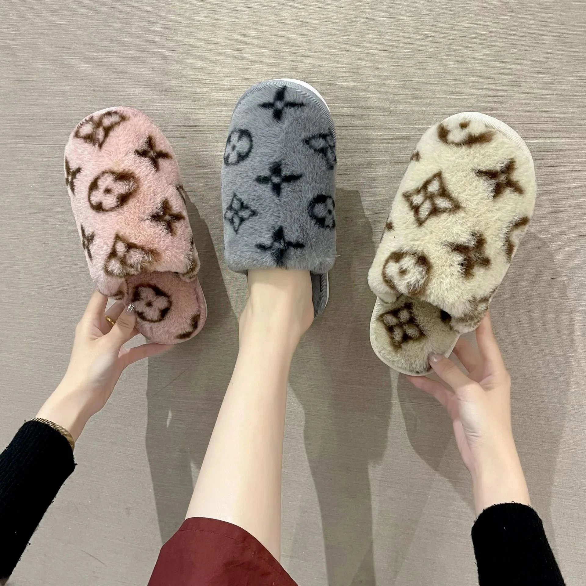 Louis Vuitton Patterned Plush Slippers qc 1