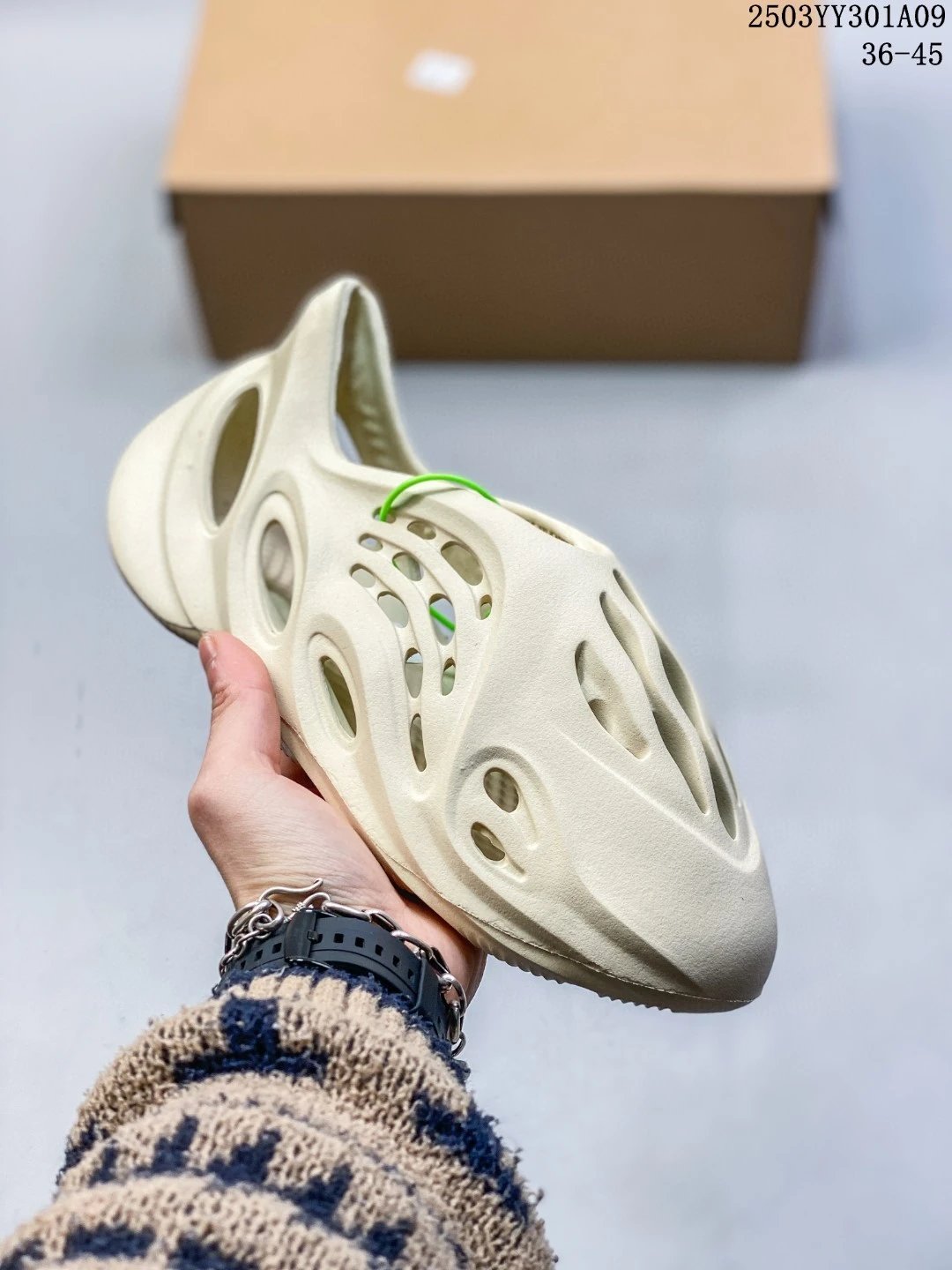 Adidas x Kanye West Yeezy Foam Runner qc 9
