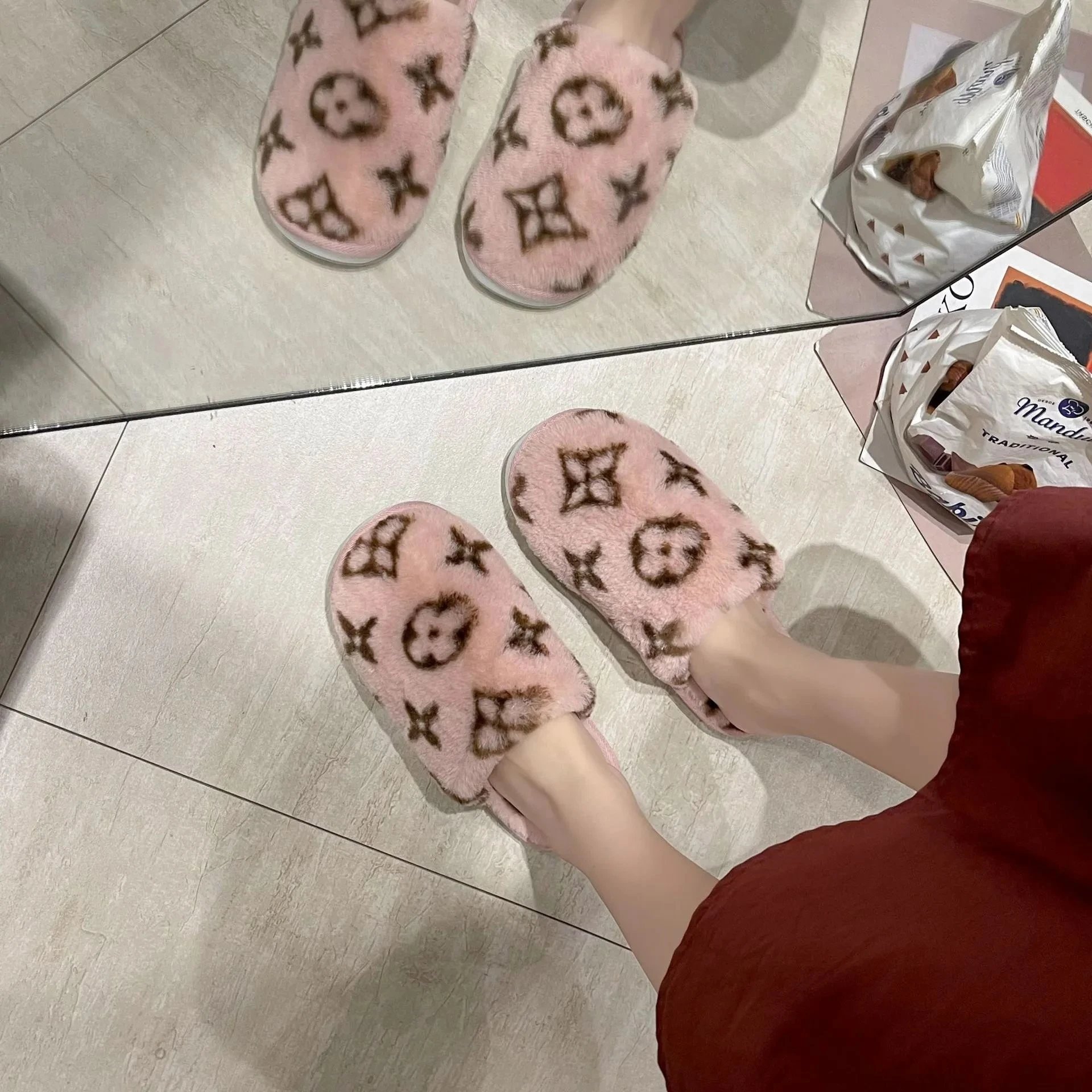 Louis Vuitton Patterned Plush Slippers qc 4