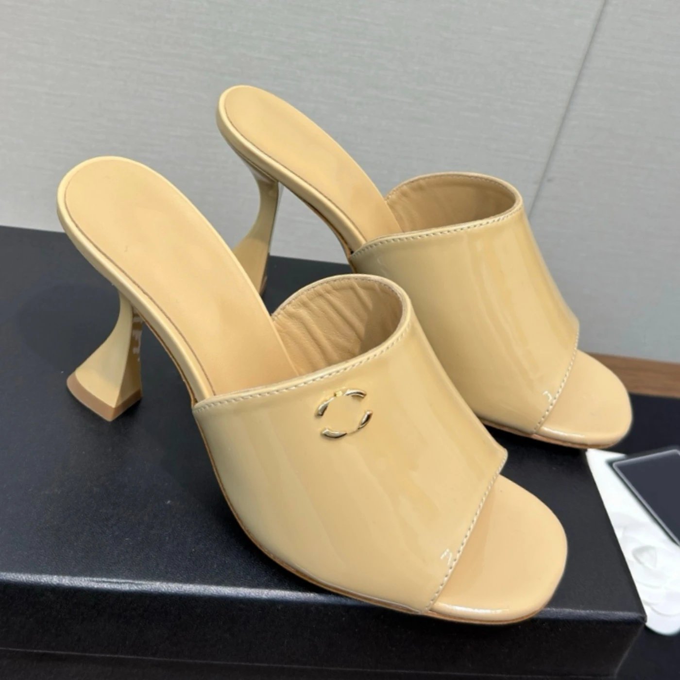 Mules from the CHANEL Cruise 2025/26 Collection qc 3