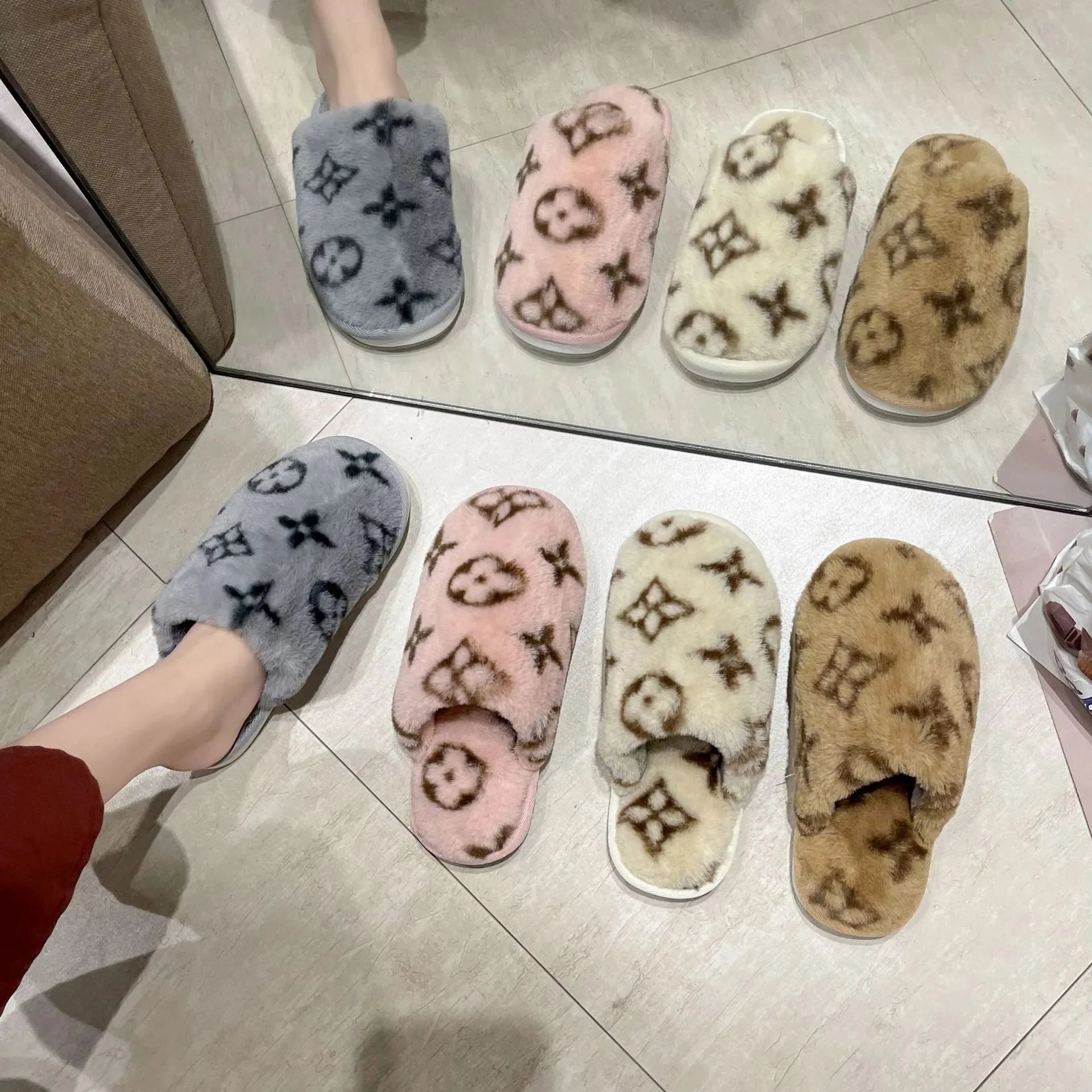 Louis Vuitton Patterned Plush Slippers qc 3