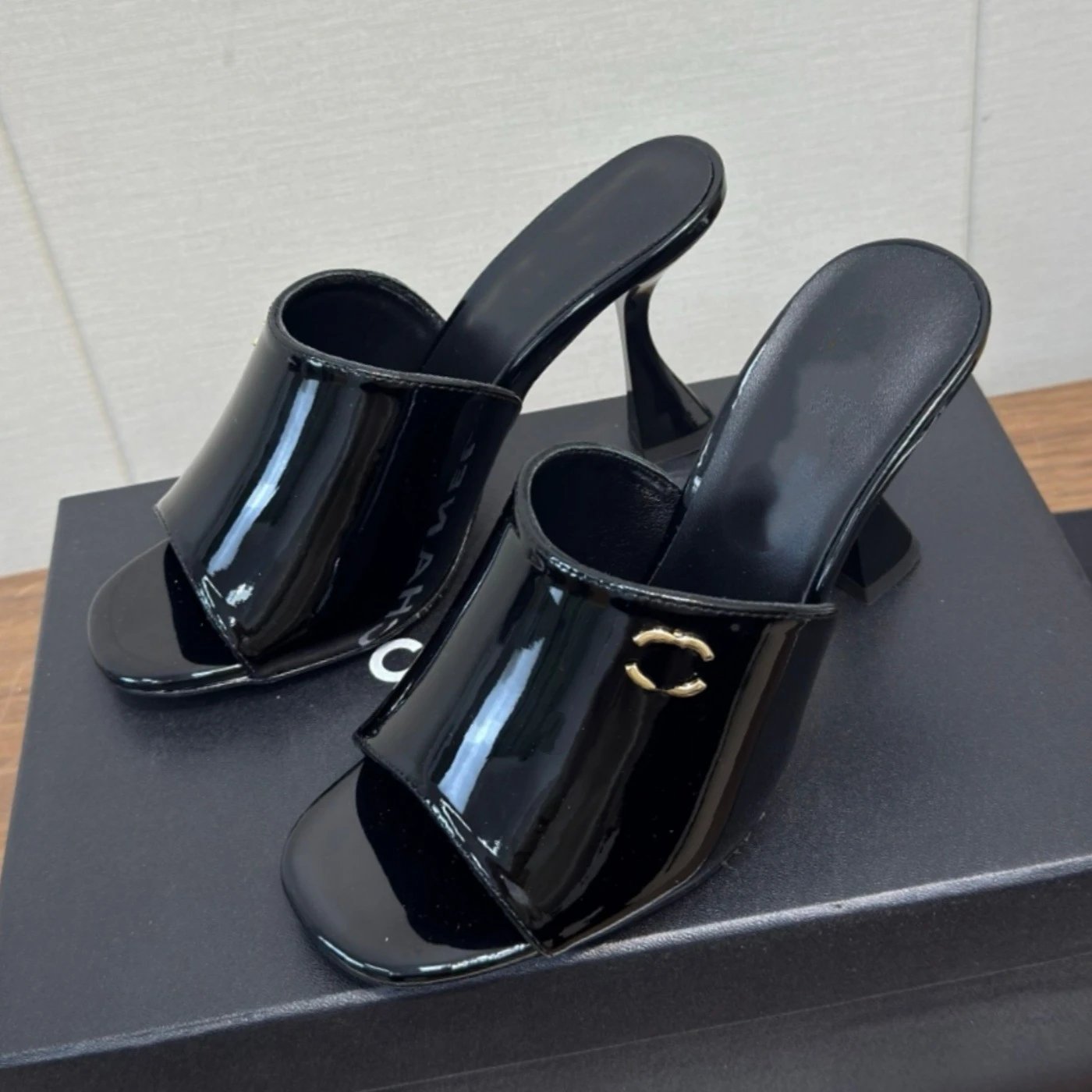 Mules from the CHANEL Cruise 2025/26 Collection qc 1
