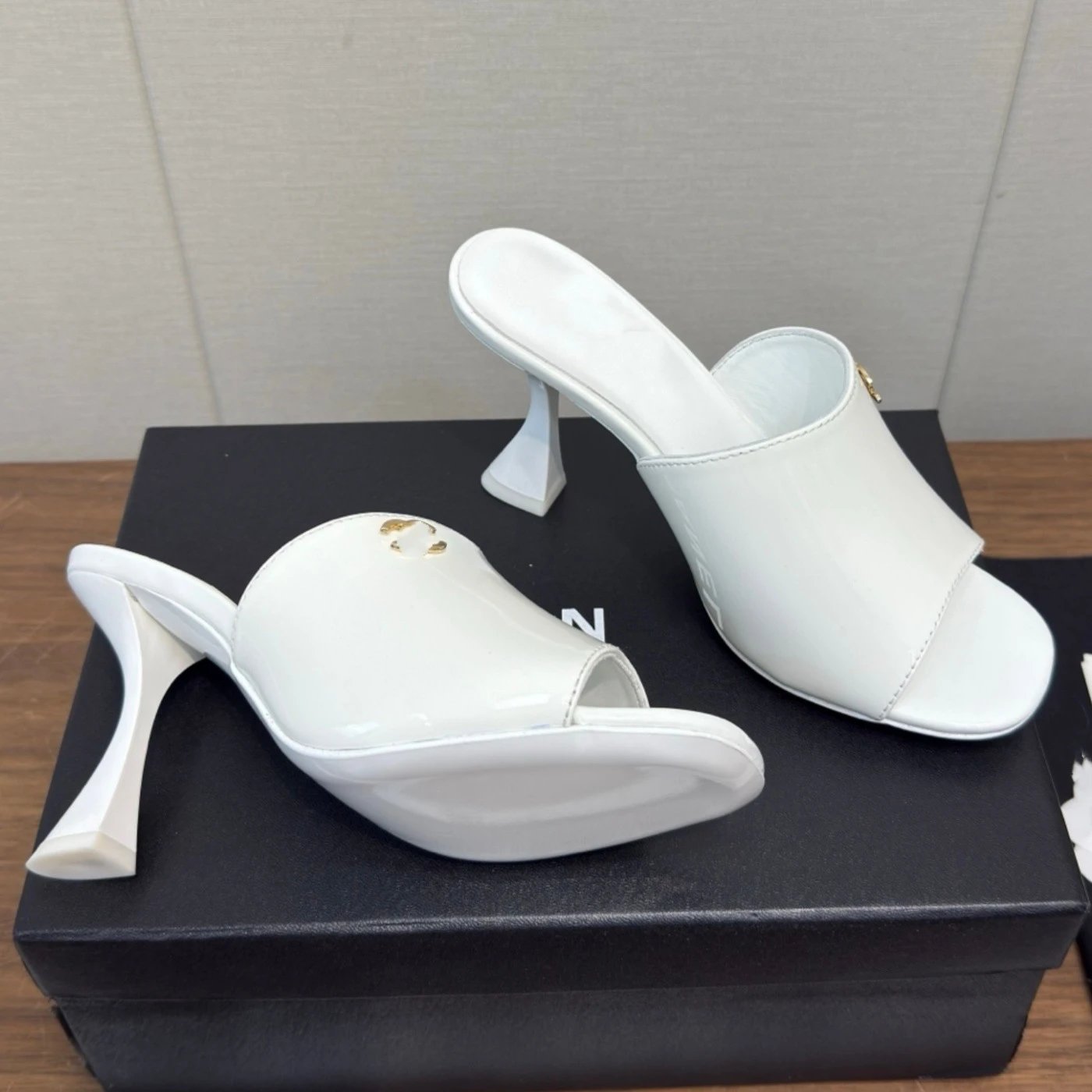 Mules from the CHANEL Cruise 2025/26 Collection qc 2