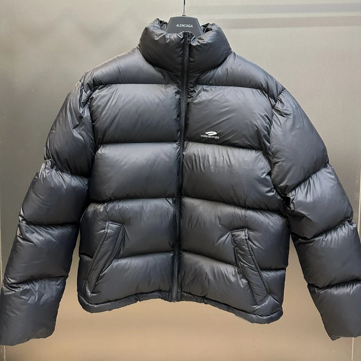 Balenciaga Unity Logo Cropped Puffer Black Down Jackets qc 4