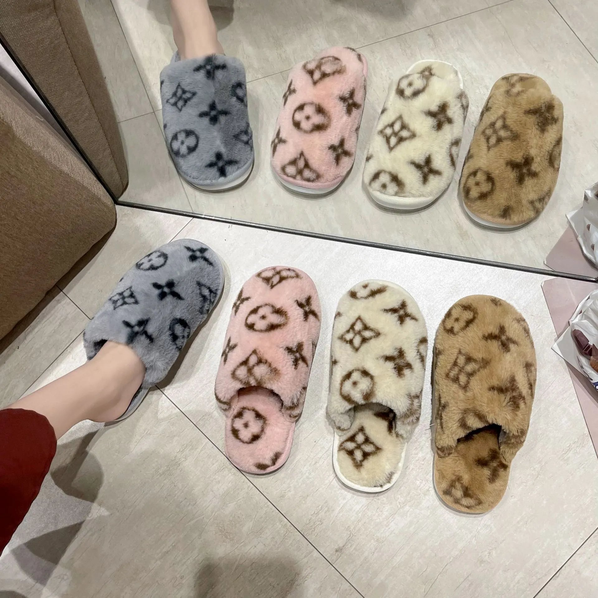 Louis Vuitton Plush slippers qc 2