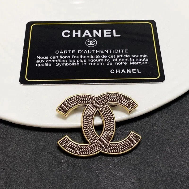 Chanel basic logo brooch qc 8