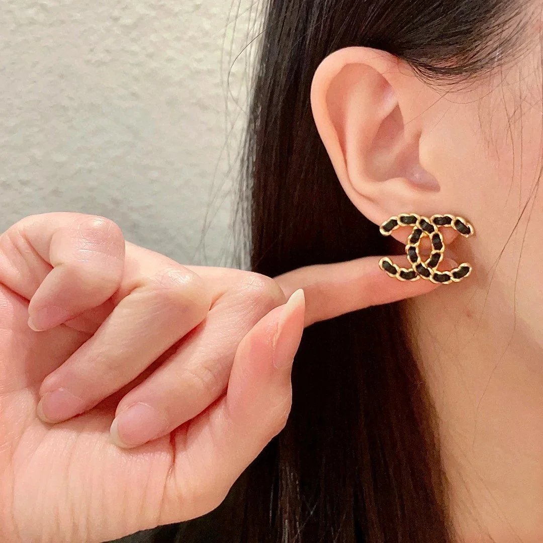 Chanel CC Logo Chain Earrings qc 1