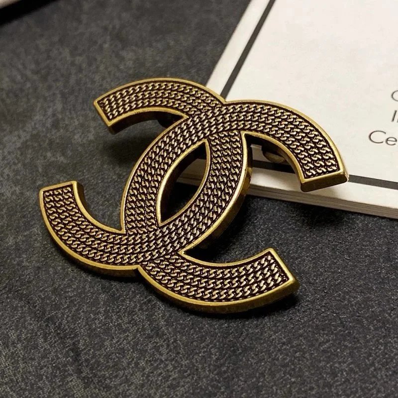Chanel basic logo brooch qc 7