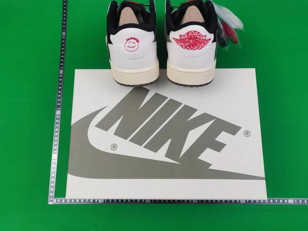 Nike x Travis Scott Air Jordan 1 Retro High OG Mocha qc 6