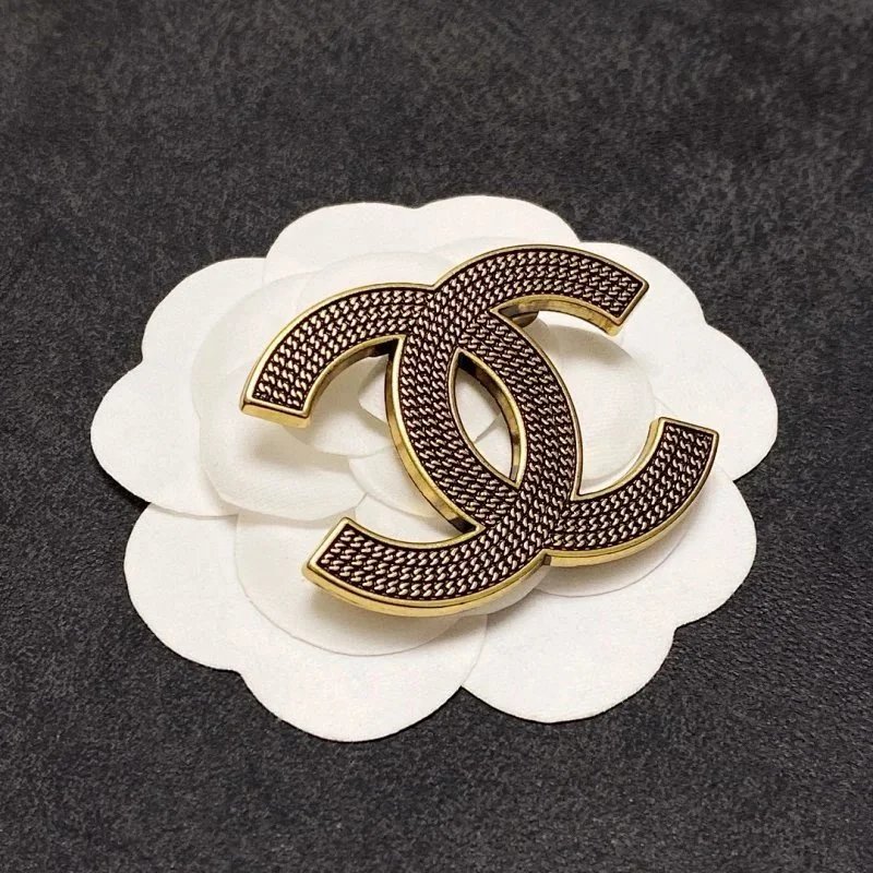 Chanel basic logo brooch qc 6